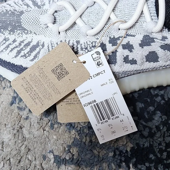 adidas Yeezy 350 V2 CMPCTSlate Panda - Picture 3 of 5